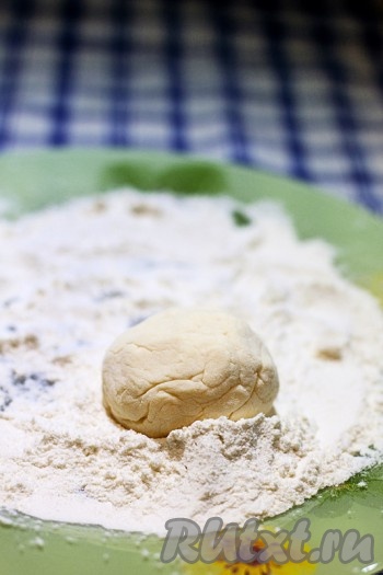 Сформируйте шарики и обваляйте их на тарелке, присыпанной мукой.
