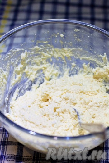 Смешайте творог, яйца, сахар и муку.