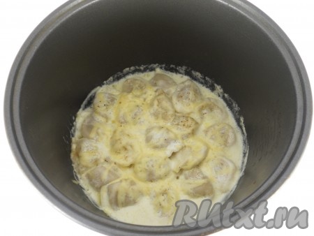 Выставить режим мультиварки "Выпечка" на 20 минут, за это время сыр расплавится и пельмени будут готовы. Хочу предупредить, если у вас чаша в мультиварке просто с тефлоновым покрытием, следите за пельменями, чтобы они не пристали. В процессе готовки лопаткой их чуть растормошите.&nbsp;
