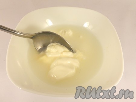 Сметану смешать с водой до однородности.