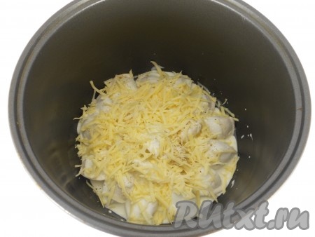 Сверху посыпать натертым на крупной терке сыром.