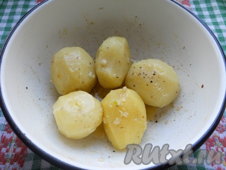 В миску со смесью масла, чеснока и специй выложить картофель, отваренный до полуготовности, хорошо перемешать (картошины со всех сторон должны быть покрыты масляно-чесночной смесью).