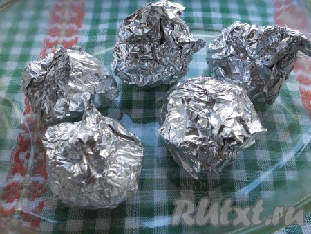 Хорошо завернуть каждую картошку в фольгу и поместить в форму для запекания (или на противень). Запекать в предварительно разогретой до 200 градусов духовке 20-25 минут. Готовность легко проверить зубочисткой, протыкая картошку прямо через фольгу. Готовый картофель будет легко прокалываться.