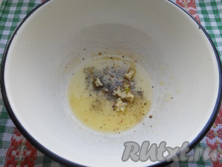 В глубокой миске смешать растопленное сливочное масло, специи (у меня - смесь перцев и сухие итальянские травы), соль и пропущенный через пресс чеснок. 