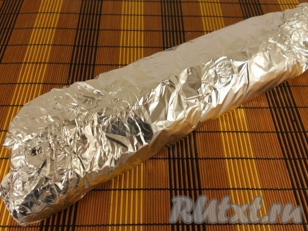 Фольгу плотно свернуть так, чтобы не осталось отверстий.