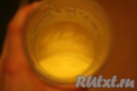 Взбить миксером в пену яйца, постепенно добавляя сахар, продолжать взбивать до увеличения объёма в 3 раза.