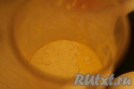 Муку смешать с крахмалом. Постепенно добавить муку во взбитые яйца, перемешивая на маленькой скорости миксера.