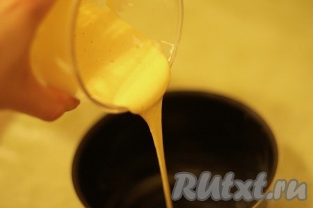 Форму смазать растительным маслом и вылить получившееся тесто.