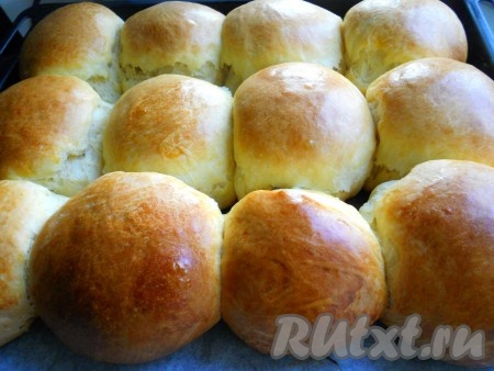 Выпекать булочки в предварительно разогретой до 190-200 градусов духовке 20-25 минут до румяного верха.
