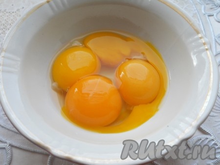 Желтки отделить от белков.