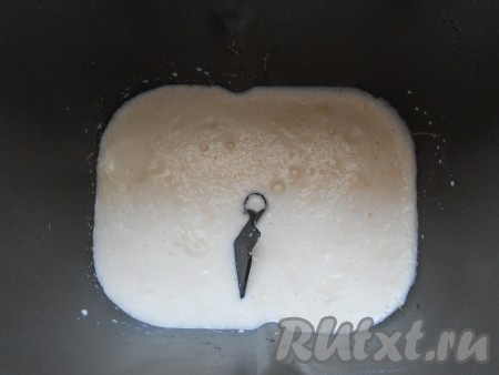 Подошедшую опару вылить в ведерко хлебопечки.