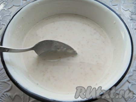 Добавить 2 столовые ложки сахара и 2 столовые ложки муки. Все перемешать и оставить опару в теплом месте на 15 минут.
