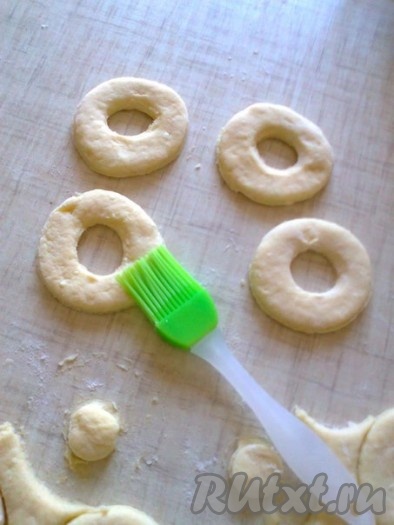 Остатки теста собрать в шар и проделать ту же операцию. Края стакана и крышки перед вырезанием надо опускать в муку, чтобы круги хорошо вырезались и не прилипали к стакану. Лишнюю муку перед жаркой надо стряхнуть (с помощью кисточки), чтобы она не горела в масле.
