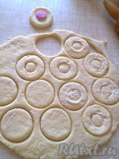 Скалкой раскатать тесто до толщины 0,3-0,5 см. Стаканом вырезать круги, в середине каждого круга вырезать отверстие меньшего диаметра (я использовала крышку от минералки).