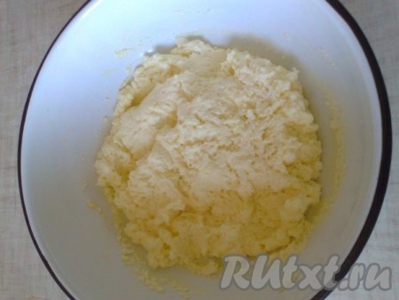 В творог добавить сахар и яйцо, размять, добавить соль и ванильный сахар, перемешать.