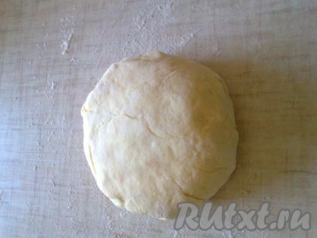 лучше чуть подпылить мукой во время формовки.