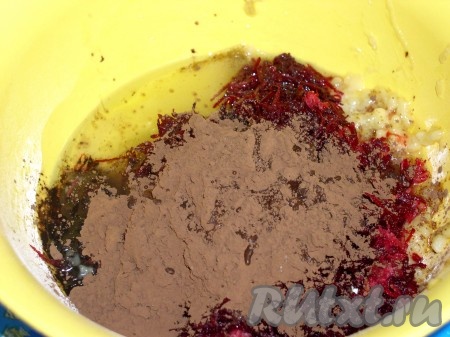 Сначала просейте муку с крахмалом и содой, натрите свеклу на мелкой тёрке или измельчите в пюре. Пряничная смесь состоит из пряностей в равных пропорциях: мускатный орех, гвоздика, кардамон, корица. Подбирайте по вкусу свою любимую смесь. Я, к примеру, готовила без кардамона. Вместо него я натерла лимонную цедру.
