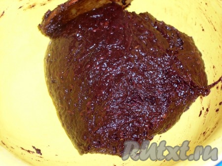 Размять банан, добавить к свекле, смешать с остальными ингредиентами, выдавить лимонный сок (я всегда гашу соду не в ложке, а в тесте) и хорошенько перемешать.
