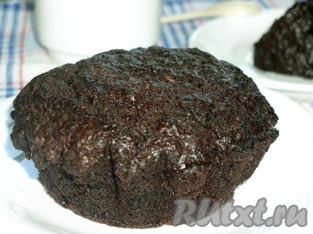 В смазанную маслом форму выложить тесто и выпекать в разогретой до 200 градусов духовке 40 минут. Дно я выстилала пергаментом, форму заполняла на 2/3 объема.
