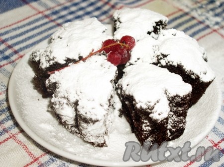 Проверяйте готовность кекса деревянной шпажкой. Сухая шпажка - кекс готов. Остудите и можно вынимать из формы. Готовый свекольный кекс посыпьте сахарной пудрой или полейте глазурью, украсьте замороженной ягодой. В меру сладкий, шоколадный, а из чего - не угадает никто. Рекомендую!
