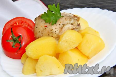 Разложить готовую картошку и куриные бёдра из рукава по тарелкам и в горячем виде подать к столу. Мясо получается сочным, в кусочки картофеля - ароматными и аппетитными. 