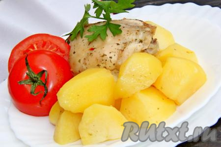 Куриные бёдра с картошкой в рукаве в духовке