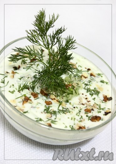 Перемешать все ингредиенты, дать супу настояться в холодильнике минут 10-15. Перед подачей огуречный суп украсить сверху зеленью и орехами.