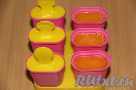 У меня получилось 3 формочки с кусочками ягод и 3 формочки с апельсиновым соком.
