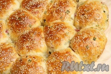 Выпекать булочки с колбасой в разогретой до 180 градусов духовке минут 25-30 (до золотистого цвета дрожжевого теста).