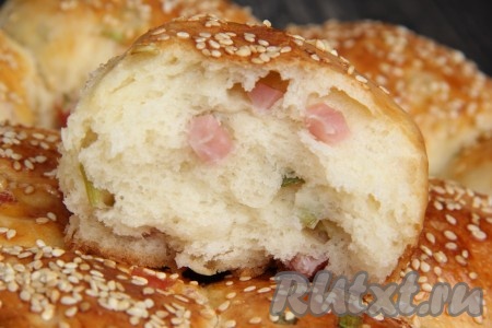 А вот какой разлом у наших дрожжевых булочек с колбасой. Посмотрите, какой мягкий и нежный мякиш. Очень вкусно и сытно!