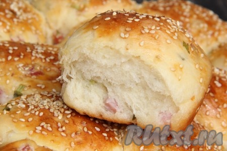 Булочки с колбасой из дрожжевого теста в духовке