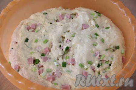 На фото видно, как хорошо поднялось у меня дрожжевое тесто с колбасой. Хорошо обмять поднявшееся тесто для булочек.