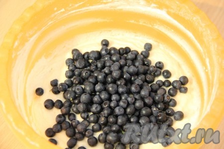 Чернику вымыть, обсушить, выложить в тесто и аккуратно перемешать. Тесто для оладий, замешанных на кефире, получится в меру густым.