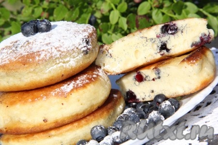 Вкусные и пышные оладьи с черникой, замешанные на кефире, подать к столу со сметаной или сладким соусом.
