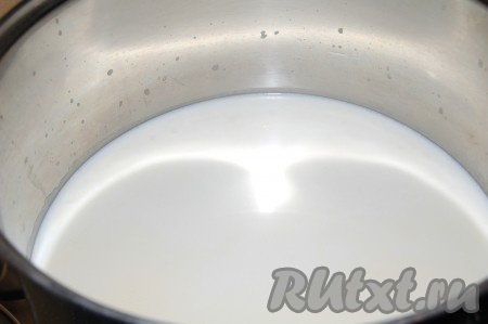 Возьмем большую кастрюлю, перельем в нее молоко и поставим на сильный огонь.