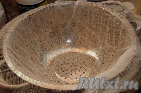 Теперь приготовим дуршлаг, выстелем его марлей.