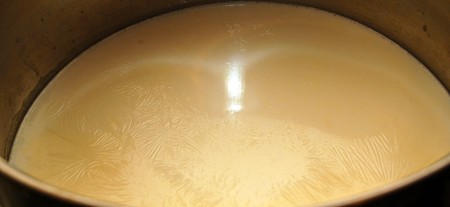 Доводим его до того состояния, когда по всей поверхности пойдут "волны" и с краев будут образовываться пузырьки.