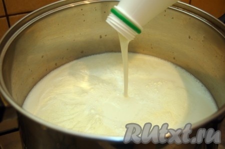 Не спеша выливаем всю бутылку йогурта.