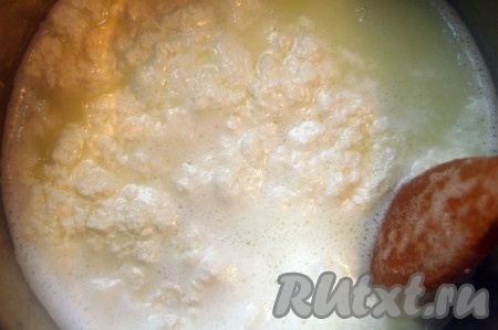 Хлопьев становится все больше, образуется сыворотка зеленоватого цвета.