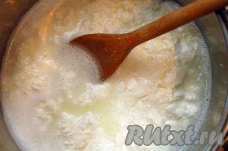 Как сыворотка станет прозрачной - наш сыр готов. Его нельзя передерживать на огне, иначе он станет тяжелым и чересчур плотным.