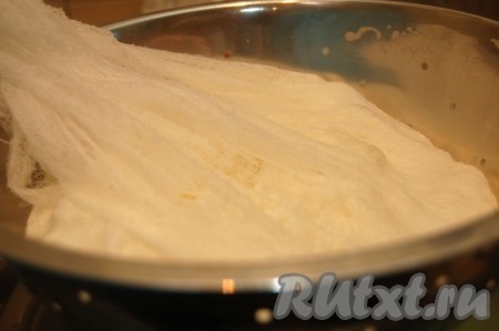 Соберем концы марли наверх.