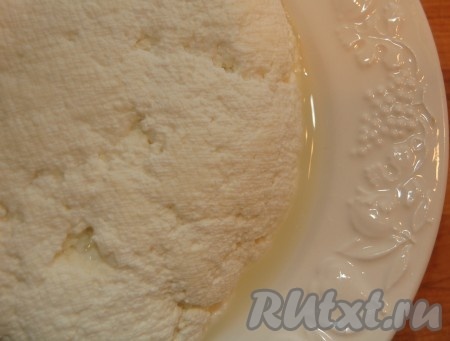 Немного сыворотки обязательно надо оставить чтобы адыгейский сыр оставался влажным, а не пересохшим. И в таком виде сыр должен отлежаться несколько часов.