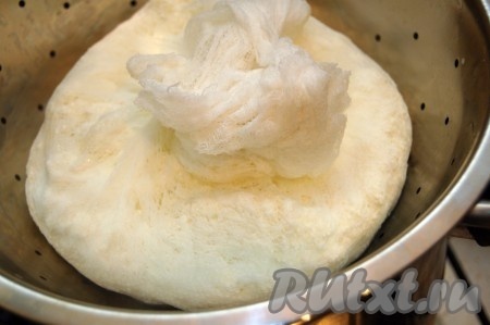 Стараемся чтобы сыворотки ушло, как можно больше.