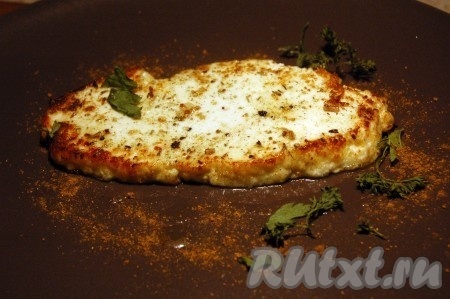 А можно обвалять в любимых специях и обжарить сыр на сливочном масле.