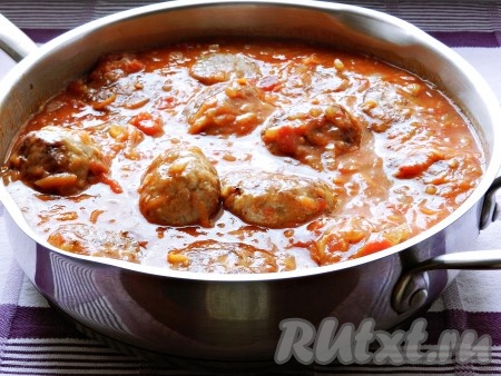 Соединить мясные биточки с приготовленной подливкой, если жидкости кажется мало, можно добавить еще. Перемешать, накрыть крышкой и готовить на небольшом огне под крышкой в течение 30 минут.