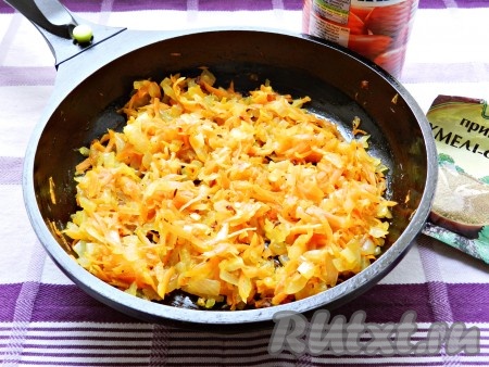 Лук нарезать, морковь натереть на терке. Обжарить на растительном масле до мягкости. Добавить 1 столовую ложку муки, быстро перемешать
