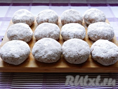 Из фарша сформовать круглые биточки и запанировать их в муке.
