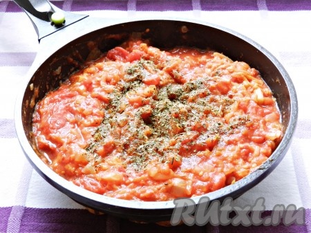 Выложить помидоры из банки, добавить хмели-сунели, лавровый лист и соль, все перемешать. Влить 1-1,5 стакана горячей воды или бульона и готовить на медленном огне под крышкой 6-8 минут.
