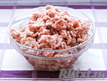 Мясо пропустить через мясорубку вместе с луком, чесноком и размоченным в горячем молоке хлебом. Фарш хорошо вымесить, приправить солью и перцем по вкусу.