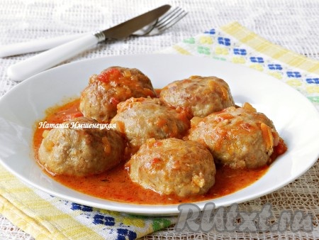 Вкусные и ароматные мясные биточки с подливкой готовы.
